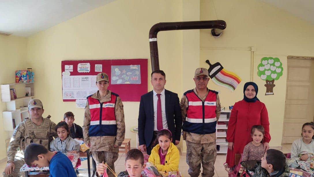 Adaklı İlçe Jandarma Komutanlığından Okullarımıza Kırtasiye Desteği